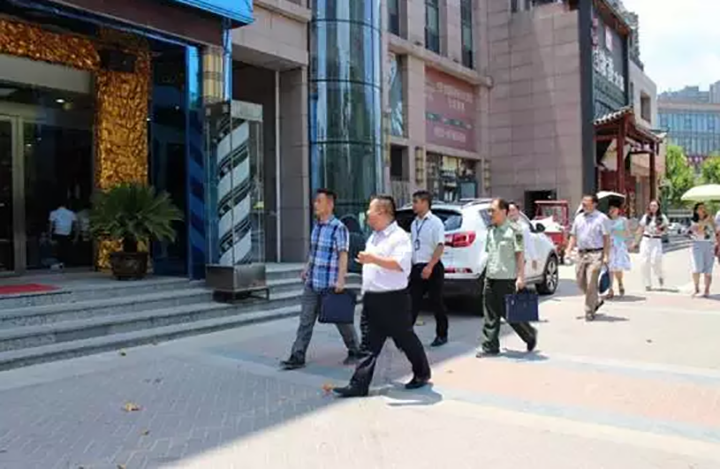 华地新街迎接岳阳市市级特色贸易示范街区验收组专家