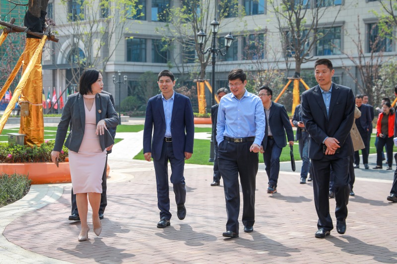 岳阳市当局副秘书长谢军一行辅导莅临0029cc金沙贵宾会公学视察领导工作